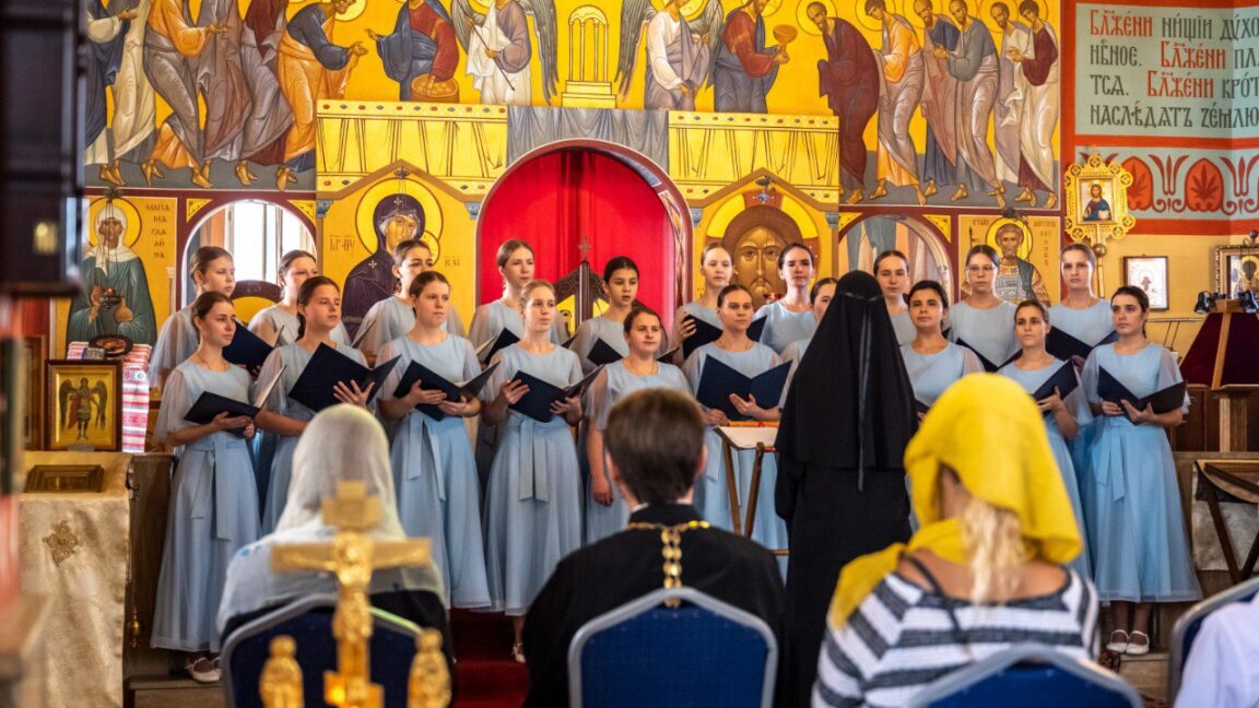 Песнопения звучали в исполнении детского хора «Отрада»