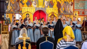 Песнопения звучали в исполнении детского хора «Отрада»