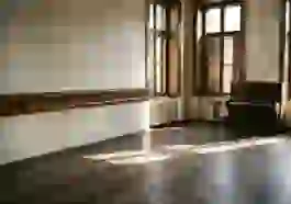 Пустой балетный класс межвоенных лет: станок, паркет и рояль, каким была студия русской балерины в Касабланке