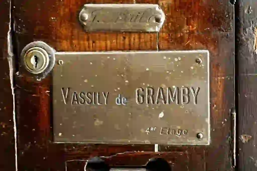 Латунная табличка Vassily de Gramby на почтовом ящике в подъезде на бывшей улице Клемансо в Касабланке