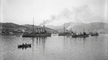 Военные корабли под Андреевским флагом на рейде Бизерты в начале 1920-х годов: отсюда начинался путь русских эмигрантов в Марокко