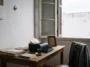 Письменный стол с пишущей машинкой и стопками писем у окна в квартире Касабланки 1950-х годов: мир Тамары Ус-Соколовой